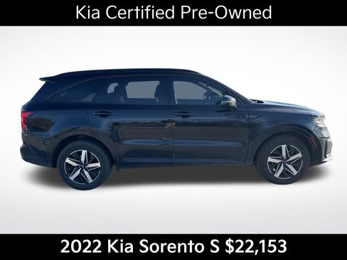 Certified 2022 Kia Sorento S image 2
