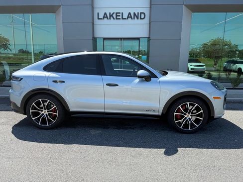 Used 2025 Porsche Cayenne GTS AWD/4WD image 2