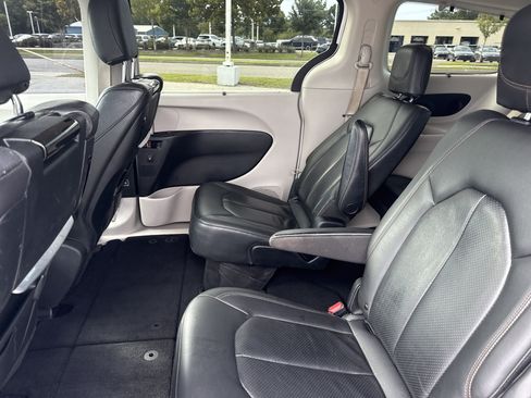 Used 2020 Chrysler Pacifica Touring-L Plus w/ Tire & Wheel Group FWD image 30