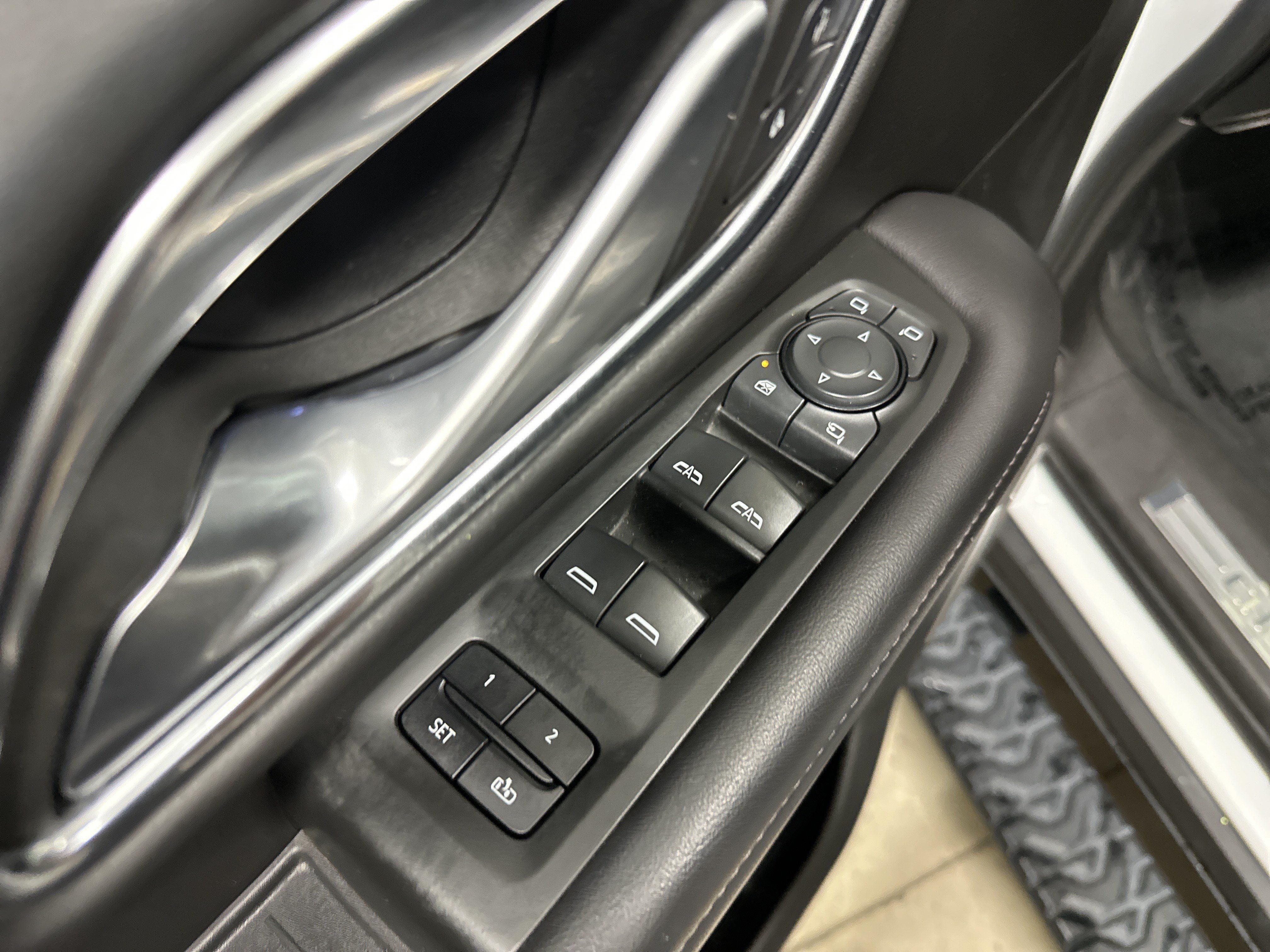 Used 2022 Chevrolet Tahoe Z71 w/ Luxury Package AWD/4WD image 15
