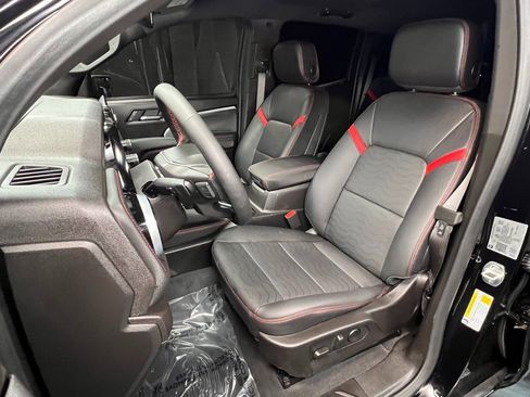 Used 2025 Chevrolet Colorado Z71 w/ Technology Package image 3