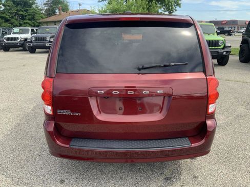 Used 2018 Dodge Grand Caravan SXT w/ Blacktop Package FWD image 7