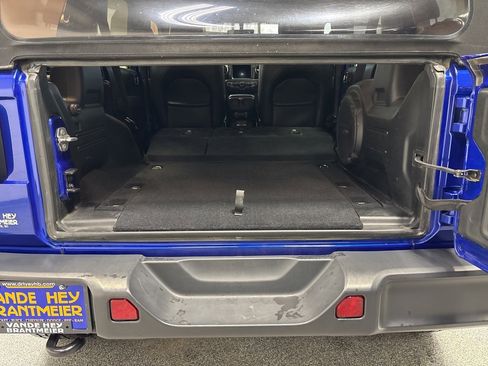 Used 2018 Jeep Wrangler Unlimited Sahara image 31