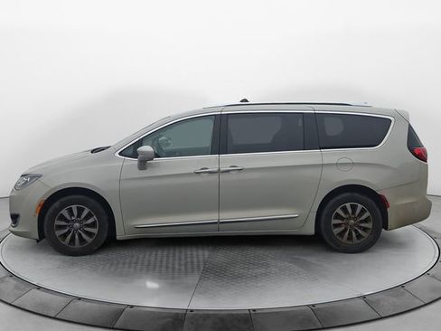 Used 2019 Chrysler Pacifica Touring-L Plus FWD image 2