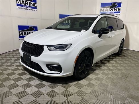 Used 2025 Chrysler Pacifica Limited image 11