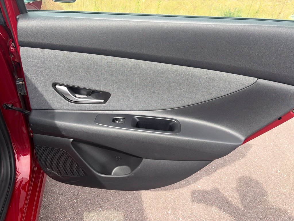 Certified 2025 Hyundai Elantra Limited FWD image 17
