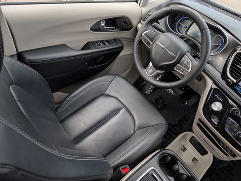 Used 2024 Chrysler Pacifica Limited FWD image 9