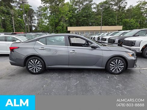 Used 2025 Nissan Altima 2.5 SV FWD image 11