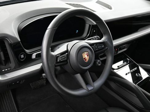 Certified 2025 Porsche Cayenne image 17