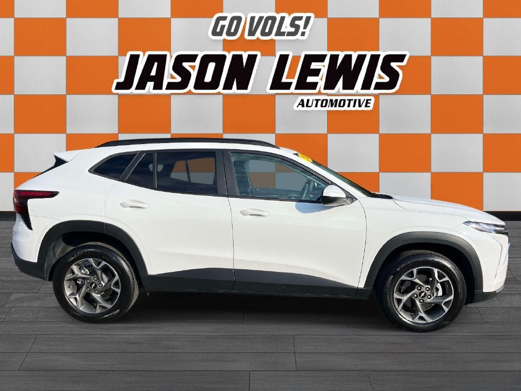 Used 2025 Chevrolet Trax LT FWD image 2