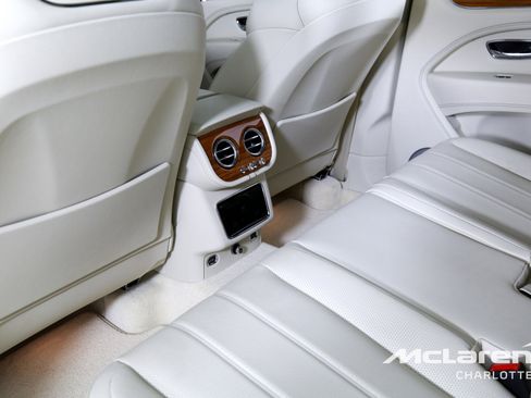 Used 2023 Bentley Bentayga Plug-In Hybrid image 18