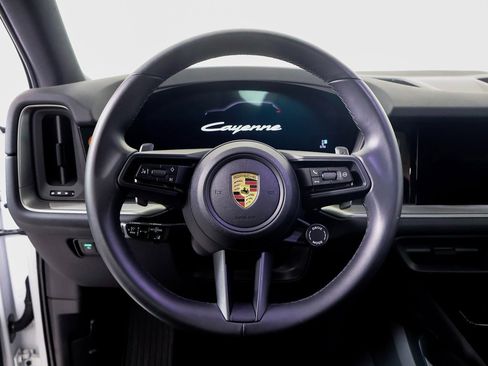 Used 2025 Porsche Cayenne image 9