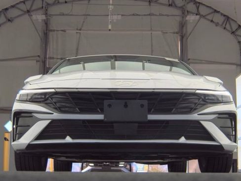 Certified 2025 Hyundai Elantra Limited FWD image 3