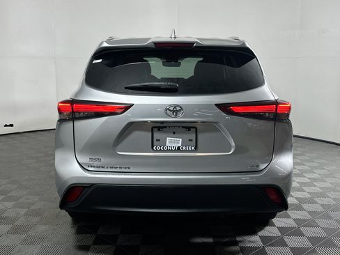 Used 2023 Toyota Highlander XLE FWD image 4