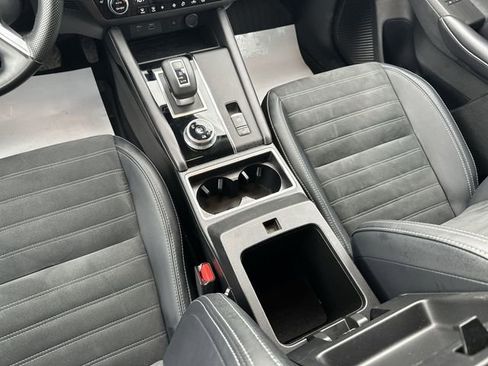 Used 2024 Mitsubishi Outlander SE image 23