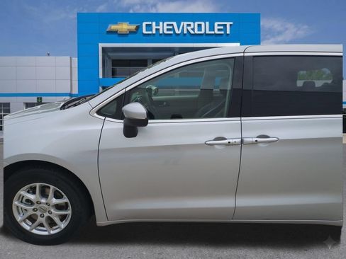 Used 2023 Chrysler Pacifica Touring-L FWD image 13