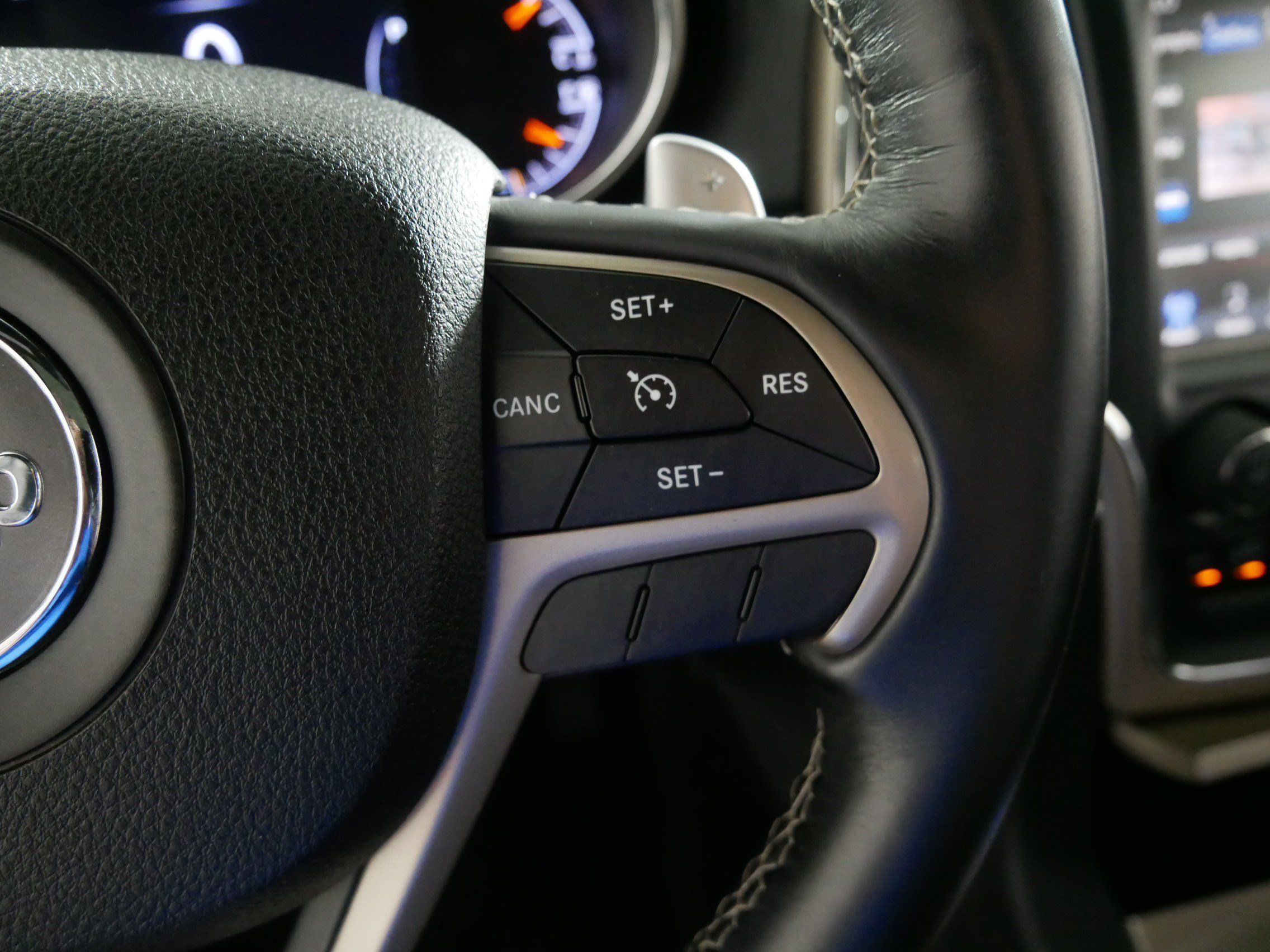 Used 2015 Jeep Grand Cherokee Overland AWD/4WD image 28