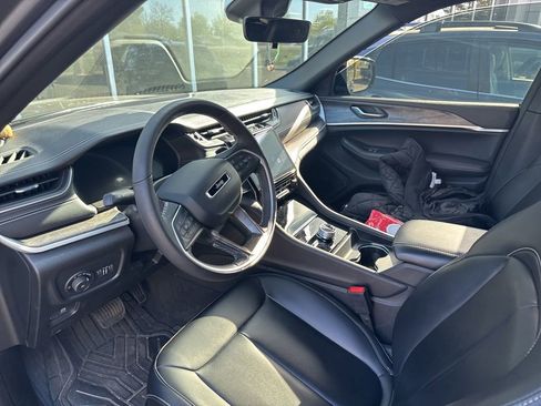 Used 2025 Jeep Grand Cherokee Limited w/ Black Appearance Package image 7