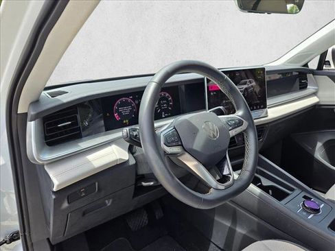 Used 2025 Volkswagen Tiguan SE AWD/4WD image 8