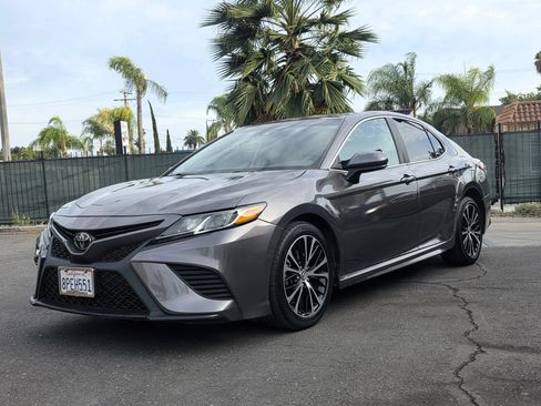 Used 2020 Toyota Camry SE w/ Carpet Mat Package FWD image 1