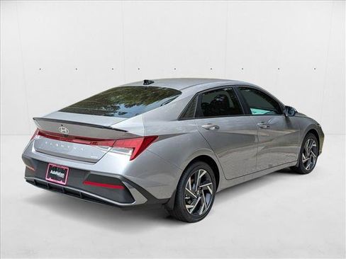 New 2025 Hyundai Elantra SEL image 2