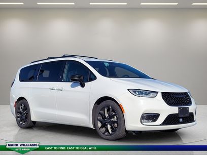 Used 2025 Chrysler Pacifica Limited
