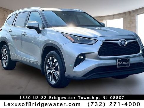 Used 2023 Toyota Highlander XLE AWD/4WD image 1