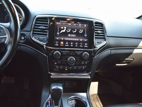 Used 2021 Jeep Grand Cherokee Limited image 18