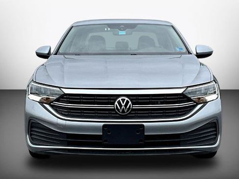 Used 2024 Volkswagen Jetta SE FWD image 2