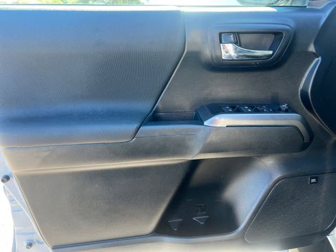 Used 2019 Toyota Tacoma TRD Sport image 19