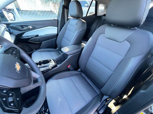 Used 2025 Chevrolet Trax LT image 34