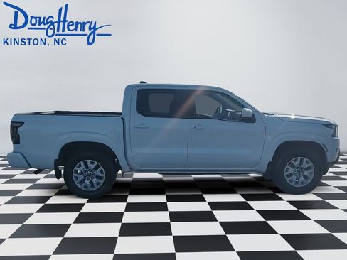 Used 2024 Nissan Frontier SV w/ SV Convenience Package RWD image 6
