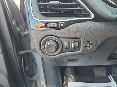 Used 2023 Jeep Cherokee Altitude Lux image 30