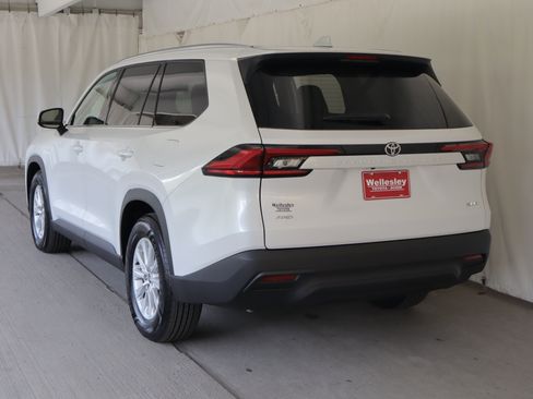 Used 2024 Toyota Grand Highlander AWD image 25