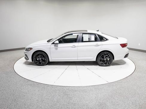 Used 2025 Volkswagen Jetta SE w/ Black Wheel Package image 30