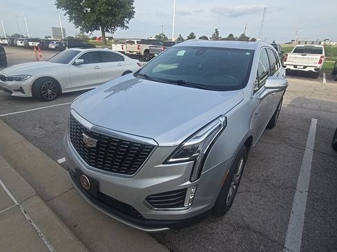 Used 2020 Cadillac XT5 Premium Luxury FWD image 2