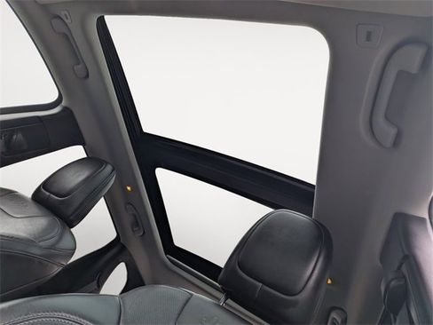 Used 2019 Jeep Cherokee Limited w/ Technology Group image 25