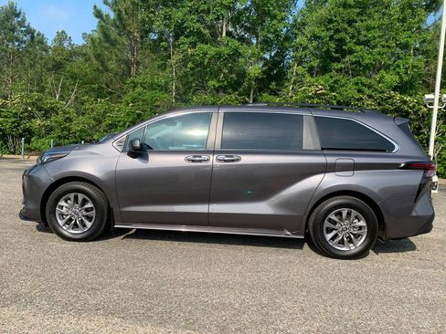 Used 2024 Toyota Sienna XLE FWD image 5