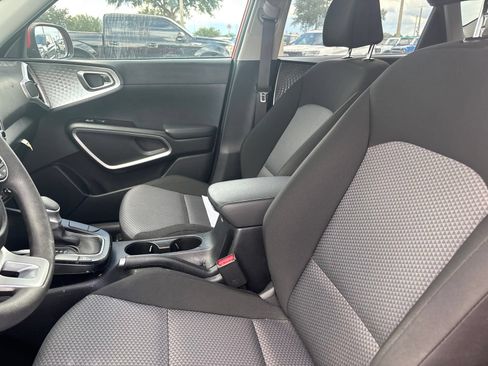 Used 2025 Kia Soul LX FWD image 10