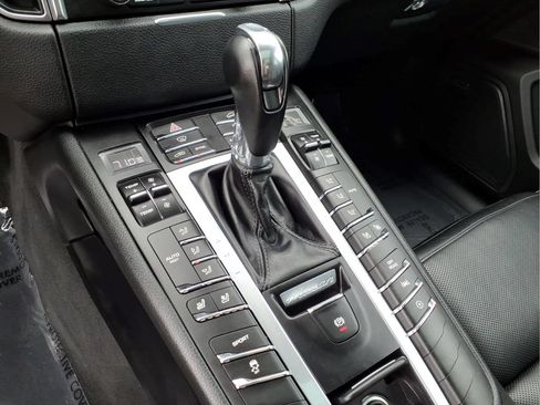 Used 2018 Porsche Macan AWD/4WD image 22