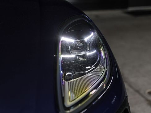Certified 2025 Porsche Macan AWD/4WD image 11