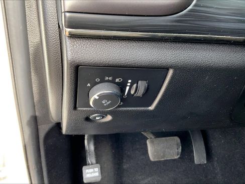 Used 2020 Jeep Grand Cherokee Limited X image 31