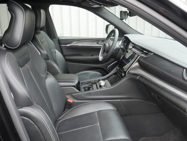 Used 2025 Jeep Grand Cherokee Overland w/ Luxury Tech Group IV AWD/4WD image 30