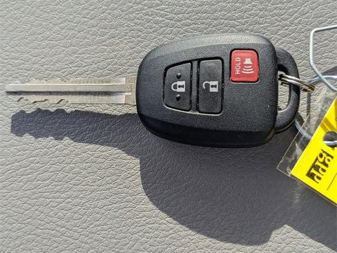 Used 2018 Toyota Highlander LE image 23