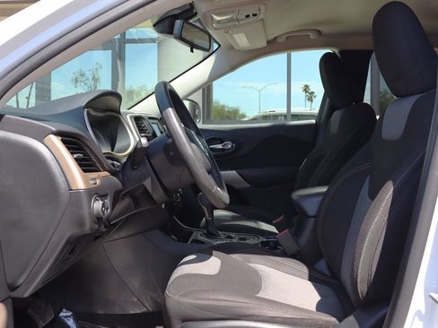 Used 2018 Jeep Cherokee Latitude FWD image 38