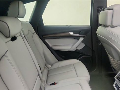 Used 2024 Audi Q5 e Prestige w/ Prestige Package image 27