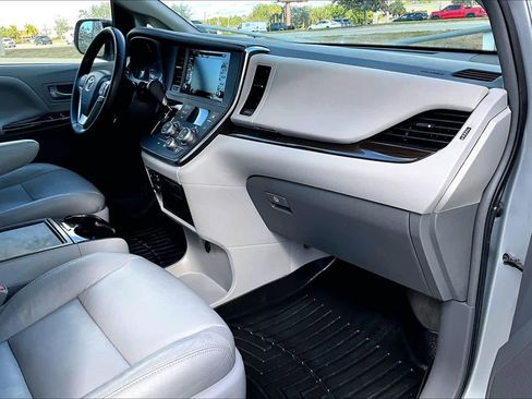 Used 2019 Toyota Sienna XLE image 18