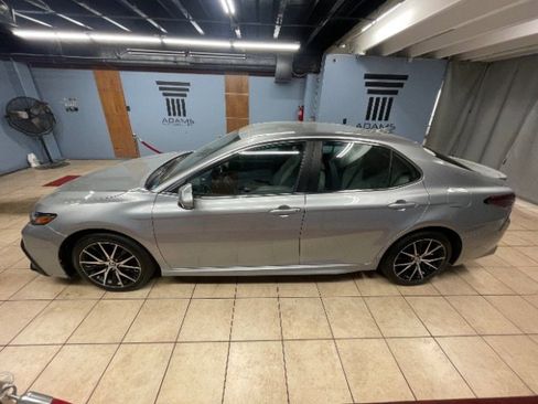 Used 2022 Toyota Camry SE image 2