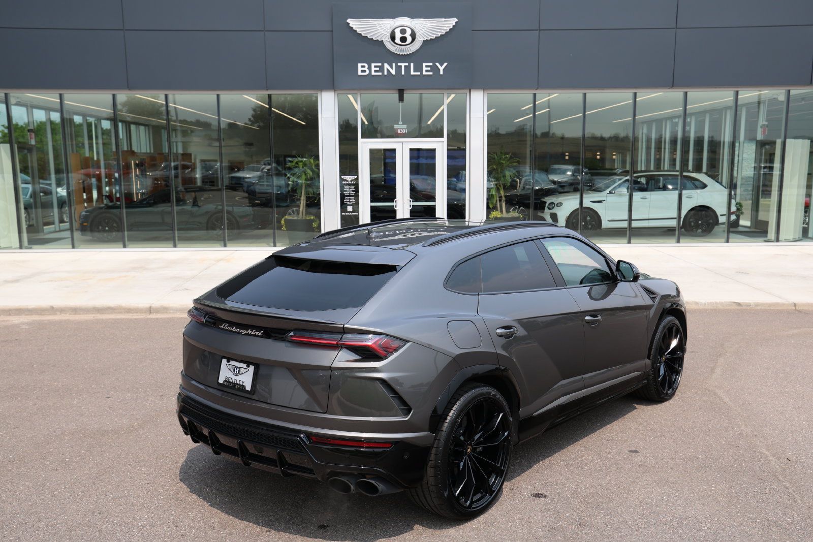 Used 2021 Lamborghini Urus AWD/4WD image 3