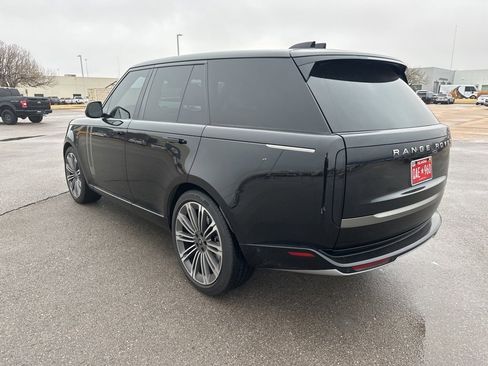 Used 2025 Land Rover Range Rover SE image 3